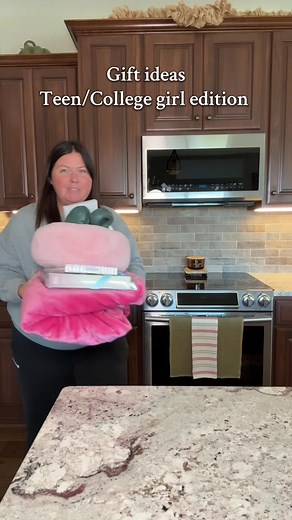 Gift ideas for your teen or college girls! There’s a lot of good ones here! #giftguide #christmasgiftideas #giftsforher #productreview #giftideas
