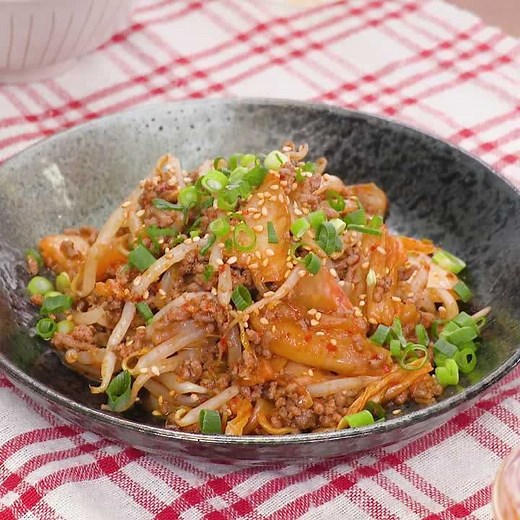 あっという間に作れる！ ひき肉ともやしのキムチ炒めのレシピ動画・作り方 | デリッシュキッチン