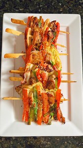 SANJEOK Espetinho Arco Íris Coreano Esse espetinho fica lindo e delicioso, e é uma comida que se vê muito em mesa de festa de datas comemorativas coreanas. 🍱🥢 Quer aprender mais sobre a rica e tradicional comida coreana? Clica no link da minha Bio e acessa o Curso de Culinária Coreana Anotem: - 250g de tiras de frango (usei sobrecoxa) ou carne bovina macia (alcatra, mignon, paleta, patinho) - 1 c sopa de shoyu - 1/2 c sopa de saquê mirin - Pimenta do reino a gosto - Pitada de alho em pó (opcio