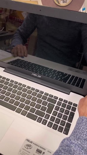 Aujourd’hui, nouvelle vidéo concernant le remplacement d’une batterie sur un ordinateur Asus. Un expert en réparation pour ordinateur à Paris vous montre son métier et vous explique comment il fait pour remplacer la batterie d’un ordinateur. Si vous souhaitez faire une réparation de votre ordinateur à Paris, SOSmaster est là pour vous. SOSmaster est expert en réparation pour toutes vos pannes d’ordinateur dans son centre de réparation à Paris 16ème et Paris 3ème. Chez SOSmaster, c’est la garanti