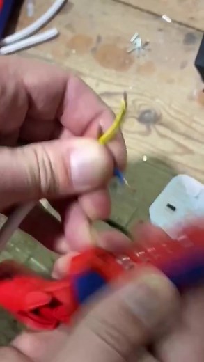 In 60 Second - Wiring a UK 13A plug - BS1363 #plug #plugtop #electrician #electricianlife #electrical #sockets #tools #sparks #sparky #3pin #tools