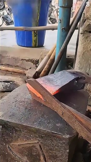 Proses menempa besi panas menggunakan alat sederhana #shorts