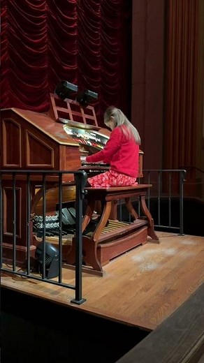 Playing the Wurlitzer Theatre Organ at the Stanford Theatre