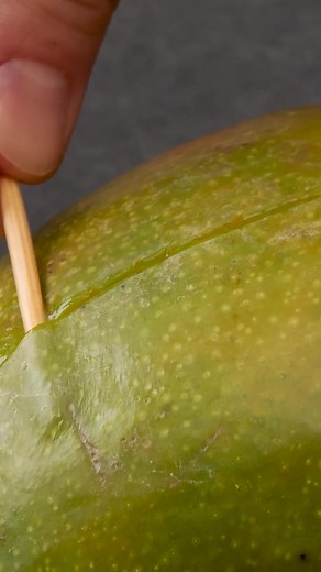 Smooth mango peeling trick | Crafty Business