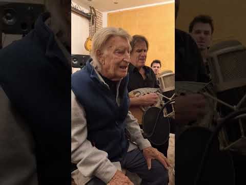 "Πάλι στο σπίτι μου χαράματα"Γιώργος ΚοινούσηςΜπουζούκια: Χρήστος και Περικλής Παπαδόπουλος