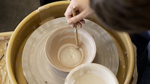 Yesterday marks one month since the 20th anniversary of Empty Bowls at Carleton! Check out this look behind the scenes and learn more about the history of the event and the Carleton College Center for Community and Civic Engagement ACE course on campus with art professor (and the mind behind it all) Kelly Connole 🥣 🎨 | Carleton College