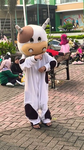 Badut lucu joget