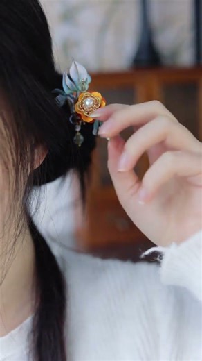 The orange blue contrasting floral pattern paired with pearl glass hairpin is also stunning