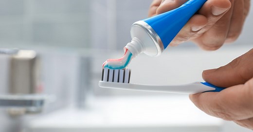 Voici la signification des couleurs rouge, noir et vert sur les tubes de dentifrice