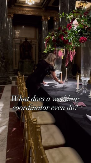 Emilee | Pittsburgh Wedding Planner on Instagram: "What does a wedding coordinator even do?🤍✨ More than you think! A coordinator is your behind-the-scenes magic maker — the one making sure everything (and everyone) is exactly where they need to be so your day flows stress-free. Here’s what they actually handle ⬇️ 💍 Timeline management — creating, organizing, and keeping the entire day on schedule 👰‍♀️ Vendor communication — confirming arrival times, deliveries, cues & details 💐 Ceremony coor