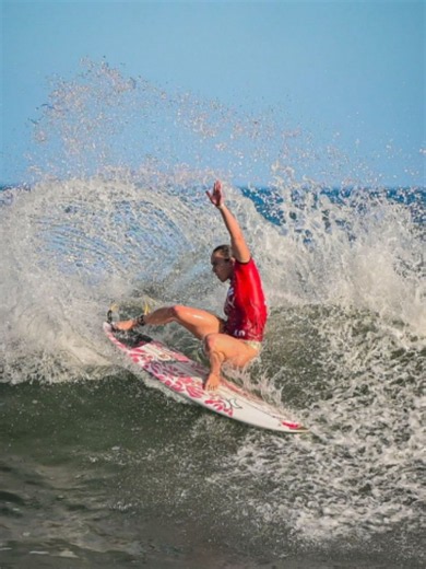 #SurfCity | El Salvador se consolida como un destino de referencia para el surf gracias a la calidad de sus olas, reconocidas por visitantes nacionales e internacionales. La riqueza natural del país, junto con el ambiente de seguridad impulsado por el Gobierno del Presidente @nayibbukele, continúa posicionando al territorio como sede de eventos de alcance mundial. #SecretaríaDePrensa