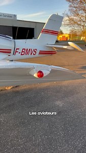 Les feux de navigation, c’est ce qui permet de repérer un avion dans le ciel la nuit. La règle est simple : - Rouge à gauche - Vert à droite - Blanc à l’arrière Grâce à cette configuration, on peut immédiatement identifier le sens de l’appareil et éviter toute confusion en vol nocturne. #aviation #volnuit #feuxdenavigation #ricopilot #pilotlife aeronautique | Rico Pilot