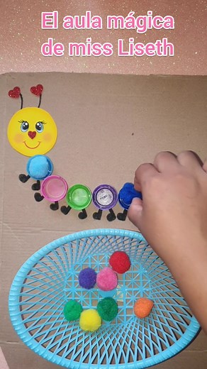 Gusanos de colores: Manualidades recicladas para niños