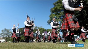 Aussi typique que le kilt ou le whisky, la cornemuse fait la fierté de l'Ecosse depuis des siècles. Immanquable dans les grandes occasions, elle a même ses propres championnats. Alors montez le volume et savourez le son de l'Ecosse ! 🏴󠁧󠁢󠁳󠁣󠁴󠁿 | France TV Londres