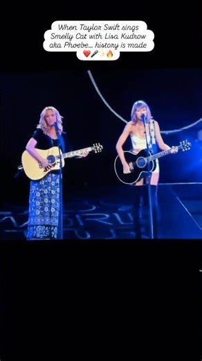 Taylor Swift x Phoebe Buffay 🎤❤️ #taylorswift #friends #explore #shorts #friendstvshow