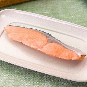 ふっくら仕上がる♪ ゆで鮭のレシピ動画・作り方 | デリッシュキッチン