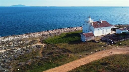 Miris mora, kamene uličice i pogledi koji smiruju dušu. 💙 Prošetaj, udahni i doživi pravi šarm juga Istre. 🌞 Jer ki nan to more platit. 🌊✨ | Visit Liznjan