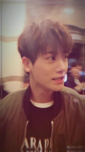 Park Hyung-sik (박형식) là nam ca sĩ, diễn viên nổi tiếng người Hàn Quốc, sinh ngày 16/11/1991. Anh ra mắt công chúng với vai trò thành viên nhóm nhạc ZE:A, sau đó chuyển hướng sang diễn xuất và nhanh chóng ghi dấu ấn nhờ ngoại hình điển trai cùng lối diễn tự nhiên. Park Hyung-sik được khán giả yêu mến qua nhiều bộ phim truyền hình nổi bật như “Strong Woman Do Bong Soon”, “Hwarang”, “Suits” và “Happiness”. Anh thường đảm nhận những vai nam chính ấm áp, thông minh nhưng cũng rất đa dạng về cảm xúc. 