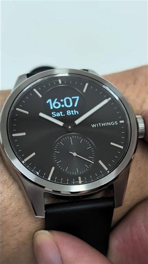Withingsのスマートウォッチ「ScanWatch Vitals」はサイドボタンを押すとディスプレイが見えるように針がどく