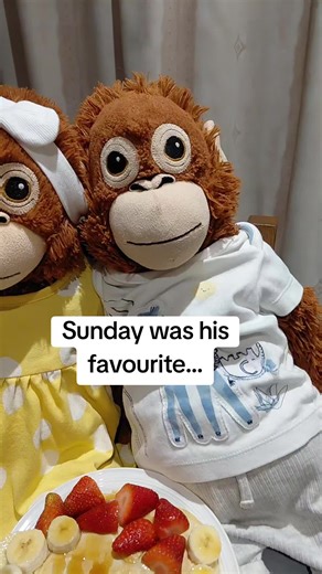 Clyde and Bonnie the IKEA monkeys having pancakes, yes we know it isn't sunday and it isn't pancake day, but the twins were craving pancakes with lots of banana, so thats what we made x #fyp #viral #monkey #pancake #ikeamonkey