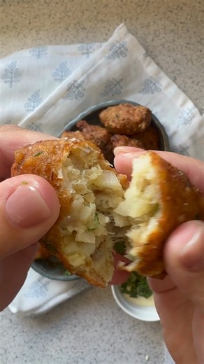Vous ne connaissez pas encore les accras ? Ces petites bouchées frites viennent des Antilles et sont traditionnellement préparées avec de la morue. Ici, on les réinvente avec du sébaste du Québec, pour un twist local délicieux! 😍 Croustillants à l’extérieur, tendres à l’intérieur, ils se dégustent en entrée, à l’apéro ou même en collation gourmande. 🍴 On vous montre comment les préparer simplement et rapidement! 💙 Astuce : laissez le mélange reposer un peu au frigo, ça rend les accras encore 