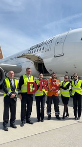 Ein letzter Funkruf: „Cabin Crew, prepare for landing.“ 🛬Captain Thomas Oelsner verabschiedet sich mit seiner finalen Landung gestern in Dresden in den Ruhestand. Danke für viele Jahre voller Verantwortung, Ruhe und Leidenschaft fürs Fliegen! ❤️✈️ #DRS #dresdenairport #pilot #ruhestand #aviation #sundair #crew Fly Air41 Airways Sundair | Dresden Airport