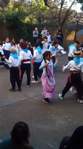 baile del 25 de mayo!! soy la de pollera roja con lunares estoy bailando con mi compañera tambien p