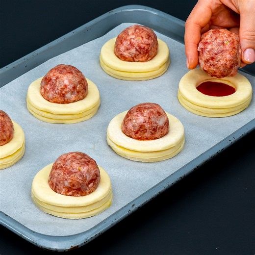 35K views · 246 reactions | Pastry dough from the store and minced meat - quick idea for appetizer Ingredients: pastry dough - 300 g (10.6 oz) tomato sauce - 25 g (0.9 oz) minced meat - 250 g (8.8 oz) onion - 1 piece salt - 5 g (0.18 oz) black pepper - 3 g (0.11 oz) eggs - 1 piece bread crumbs - 25 g (0.9 oz) pressed cheese - 50 g (1.76 oz) grease with egg - 1 piece Tray size 22 x 28 cm (8.66 x 11 in) IN THE OVEN 180°C (356 °F)/25 MIN | Appetizing.tv | Facebook