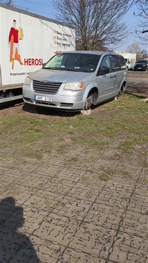 Chrysler bez kół w środku miasta — oszacowanie strat i co się stało