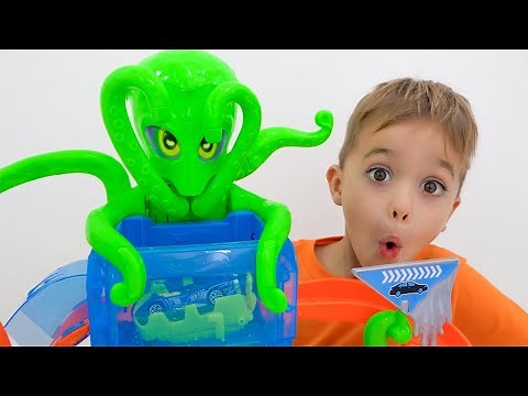 Vlad y Niki fingen jugar a lavar autos y construir Hot Wheels City