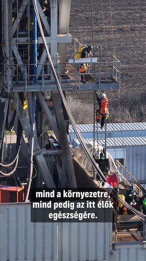Pár napja akcióban voltak a Greenpeace-aktivisták a földön és a levegőben: egy 23 méter hosszú STOP FRACKING feliratot helyeztek el Békésben a nyékpusztai gázmezőn álló fúrótoronyra. Az akcióról videót is készítettünk neked, amelyet végignézve te is úgy érezheted magad, mintha ott lettél volna a fúrótorony tetején. 👀 Ha egyetértesz azzal, hogy be kell tiltani a frackinget Magyarországon, és a kormánynak fel kell hagynia a fosszilis energiahordozók támogatásával, és ezek helyett energiatakarékos