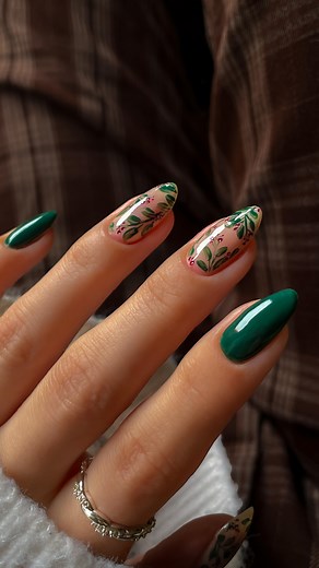 JASMIN on Instagram: "Anzeige // Wer ist auch schon in Weihnachtsstimmung? 🎄✨ Um diesen @essie Look nachzumachen braucht ihr: 💅🏻 Base: 2 dünne Schichten Gel by essie in der Farbe „fairy tailor“ 🍃 Grüne Zweige: Gel by essie in der Farbe „in-vest in style“ + einen dicken und einen dünnen Pinsel ❤️ Rote Beeren: Gel by essie in der Farbe „spiked with style“ + Zahnstocher 🤍 Weiße Details: Gel by essie in der Farbe „first fitting“ ✨ Zum Versiegeln: Gel by essie 