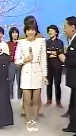 松田聖子 制服を披露