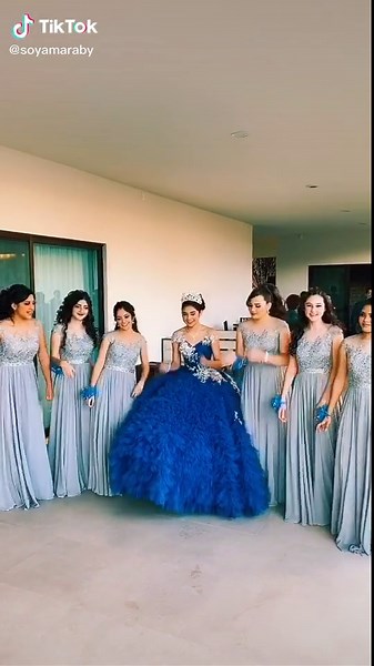 Vestidos de 15 años en azul: Elegancia y modernidad para tus damas