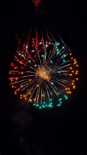 6-inch red, green, blue, and yellow cross-patterned silk rings with electrifying core fireworks.