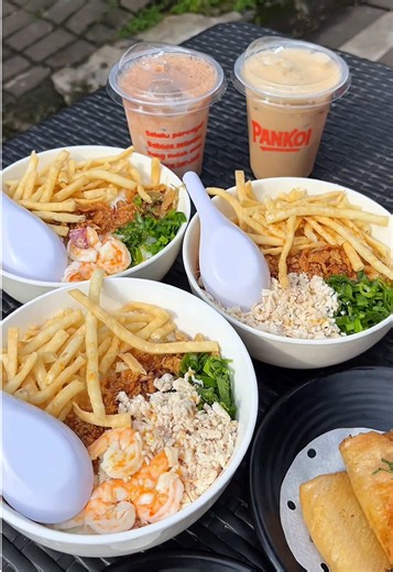 Bubur Kalcer ceunah👌 . Ini nih rekomen bubur di purwokerto yg ala chinese ga cair masih ber teksture topping nya akeh pisan🤙🏼 📍Bubur Makmur by pankoi Jl.Dr.Angka depan java heritage ⏰24 Jam 💸Sekelas bubur chinese ini Kereable . #bubur #kulinerpurwokerto #fyp #viral #kuliner