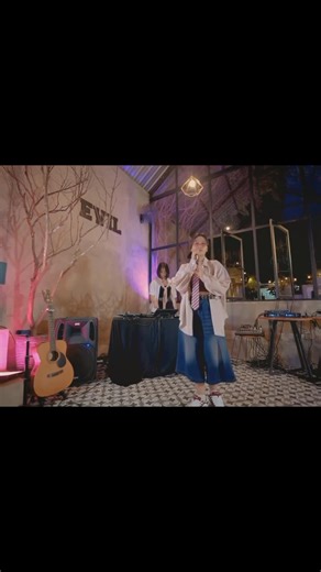 Tampil beda banget nih, gaya ala anak sekolahan. Seru-seruan bareng di kafe! Jangan lupa like, komen, dan share ya! #dellamonica #dellamonicareal #dellamonicafans #dellmon #fyp #dangdutindo #DellaMonicaMusic #AcousticCover #IndonesianSinger #Musica #ViralLatino #Singer #LiveAcoustic #Cancion #Music | Della Monica
