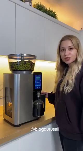 Ben size kaliteli zeytinyağını anlatayım nerden alırsınız söyleyeyimIsınma sorununu da çözebiliyorsa mükemmel valla. Kaliteli zeytinyağı üreticileri o sürtünme esnasında oluşan ısıyı da soğutuyor. Çok ince iş zeytinyağı. Valla öyle her yerden önüne gelen alınacak bi iş değil. Ucuza kaçılacak bi iş de değil. Isıtırsan 3 kilo zeytinden 1 kilo yağ da çıkarırsın.Ama kalite olmaz nefaset olmaz meyve lezzeti olmaz polifenol olmaz boğaz yakmaz. Yeşil renkli herhangi sıvı yağ olur. Ama ham yeşil zeytini