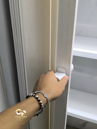 Cómo instalar una puerta acordeón de PVC