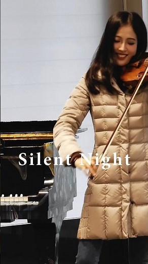 【Street piano with violin】"Silent Night" in the station |【ストピでバイオリン】駅ナカで”きよしこの夜” #violin #バイオリン