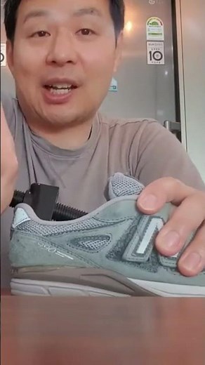 How to use a shoe stretcher