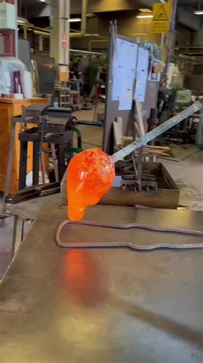 🌴🔥 In Los Angeles, molten glass comes alive through skill, passion, and creativity. Watch talented artists shape glowing glass into beautiful handcrafted masterpieces that reflect the artistic spirit of LA. ✨🇺🇸 #LosAngeles #LosAngelesArt #LosAngelesGlassBlowing #LosAngelesArtist #LosAngelesCrafts