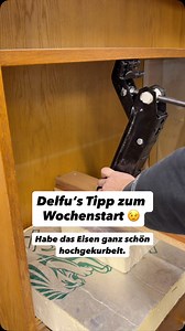 Delfu‘s Tipp zum Wochenstart - Schrankrestauration inkl. Glasplattenrettung mal anders. Warum nicht einfach mal hochbocken? Für Ungeübte ist es sicher empfehlenswert, die Schutzbrille aus der Friteuse zu holen. Wenn man es überdreht, ist es ähnlich wie mit den Sprunggelenken … es könnte splittern und brechen. Also dann Hals- und Beinbruch und bis bald. ✌🏻😅 | DELFU Vintage - In Vintagemöbel We Trust