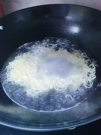 七点多吃饱饭，九点就说煮面饿了###厨房小能手上线了