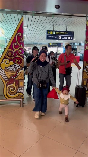 Mama sama bocil main ke bandaraa 😍😍 #funny #dramachannel #comedy #shorts #fyp #happy