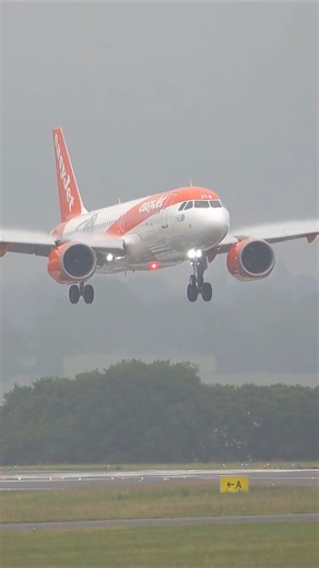 easyJet NEO Livery Airbus A320neo landing at London Luton Airport #shorts #planespotting