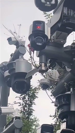 Скажіть чесно — що це взагалі таке?,експеримент чи вже антиутопія?Пишіть свої версії в коментарях