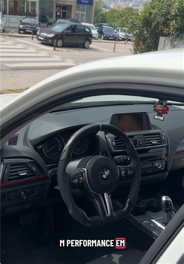 BMW Série 1 F20: Volante M Performance Personalizado