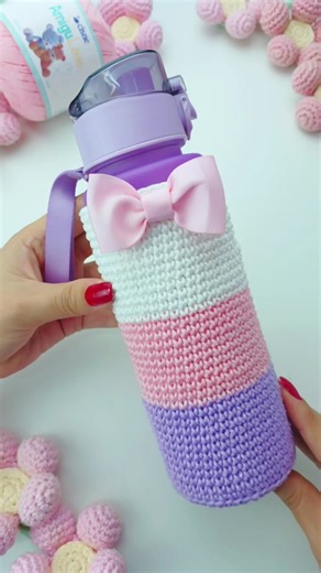 Imagina ter uma capa linda de Amigurumi para a sua garrafa? 😍 Perfeita para organizar sua rotina escolar ou até mesmo dar um toque único às suas garrafas no dia a dia. Personalize seu material de forma prática e criativa enquanto contribui para o meio ambiente, substituindo plásticos por algo feito com amor e sustentabilidade. Aula completa no canal da Linhas Corrente 💙 #linhascorrente #timecorrente #amigurumi #garrafa #artesanato #passoapassodamigurumi #diy #handmade #capadegarrafa #voltaasau
