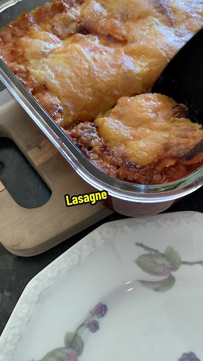 Lasagne 🌷 750 gr blandfärs 🌷 1 pkt färdig lasagnemix XL 🌷 2 dl vatten 🌷 10 dl mjölk 🌷 Riven ost eller skivad ost 1 Stek köttfärsen. 2 Blanda i kryddmixen. 3 Häll i mjölk och vatten och låt puttra ihop. 4 Varva lasagneplattor och köttfärsen i en form. 5 Strö över riven ost eller skivad ost. 6 In i mitten av ugnen på 200 grader ca 30-40 minuter. #lasagne #mat #recept #tips #inspiration